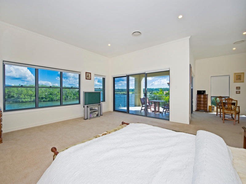 1677 Riverdale Drive, Hope Island QLD 4212