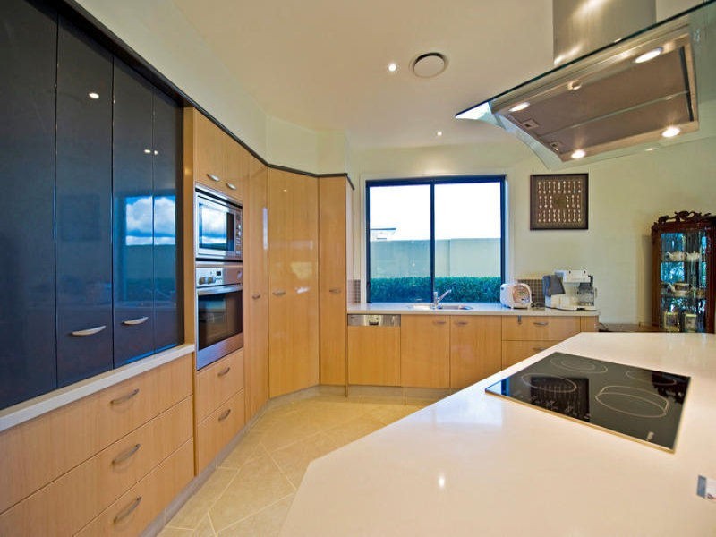 1677 Riverdale Drive, Hope Island QLD 4212