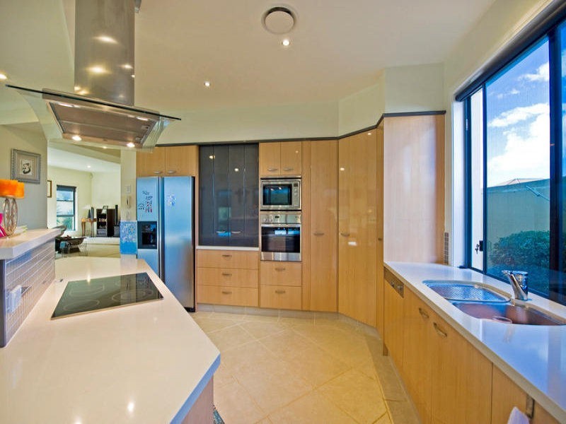 1677 Riverdale Drive, Hope Island QLD 4212