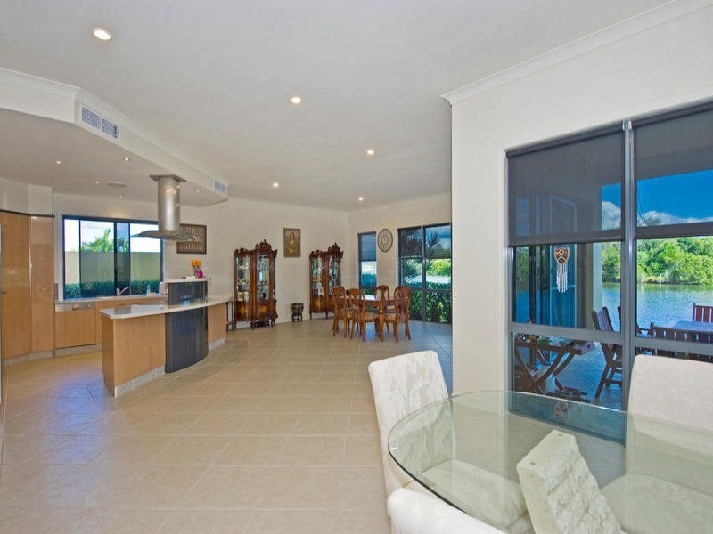 1677 Riverdale Drive, Hope Island QLD 4212