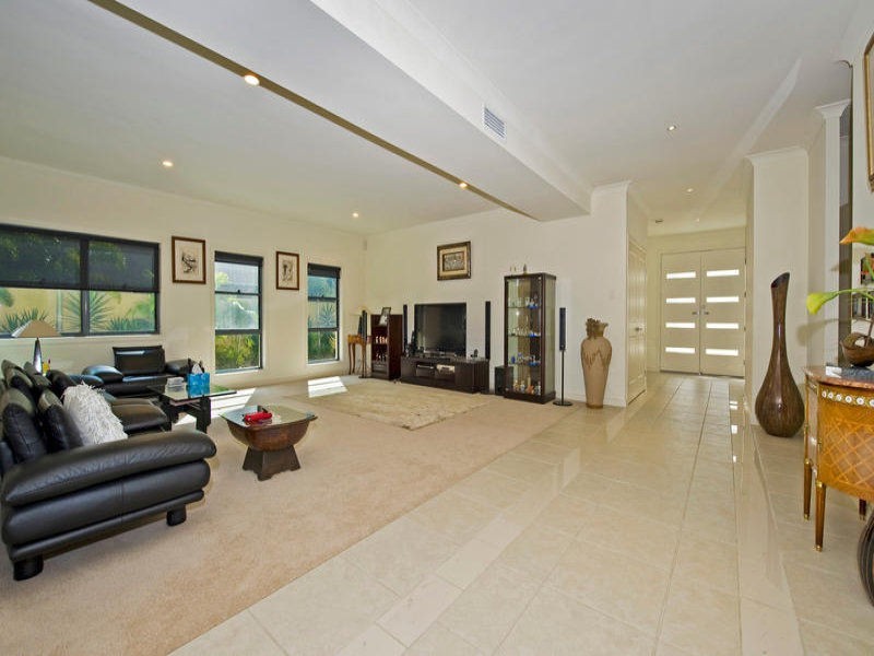 1677 Riverdale Drive, Hope Island QLD 4212