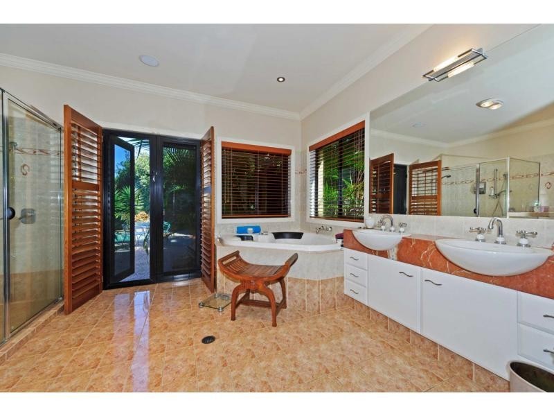 2114 Fernlea Close, Hope Island QLD 4212