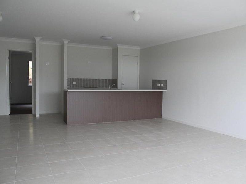 2/1 Jardine Street, Pacific Pines QLD 4211