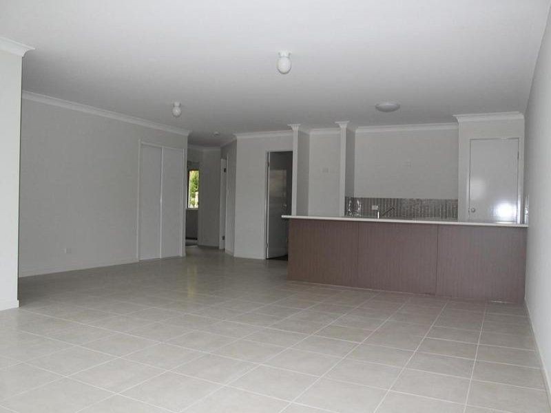 2/1 Jardine Street, Pacific Pines QLD 4211