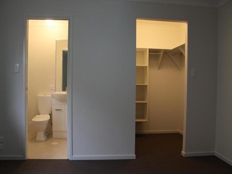 2/1 Jardine Street, Pacific Pines QLD 4211