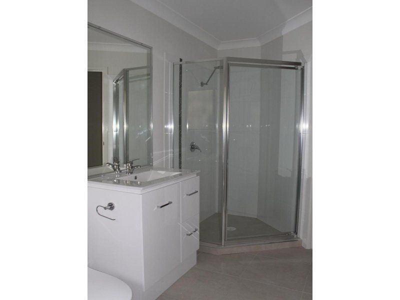 2/1 Jardine Street, Pacific Pines QLD 4211