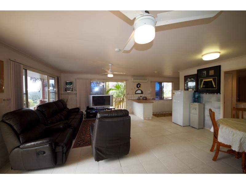 8 Windward Rise, Pacific Pines QLD 4211