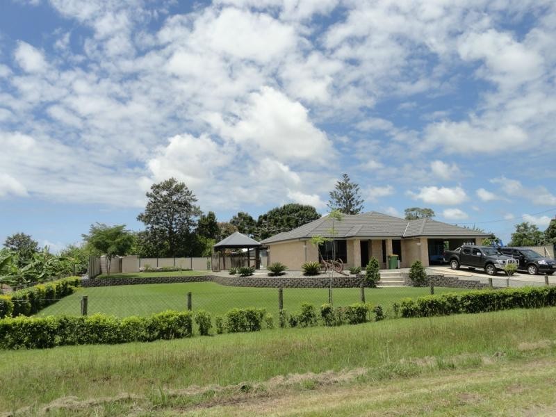 34 School Road, Woongoolba QLD 4207