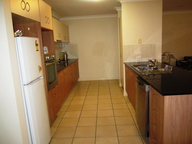 2 Noelene Lane, Arundel QLD 4214