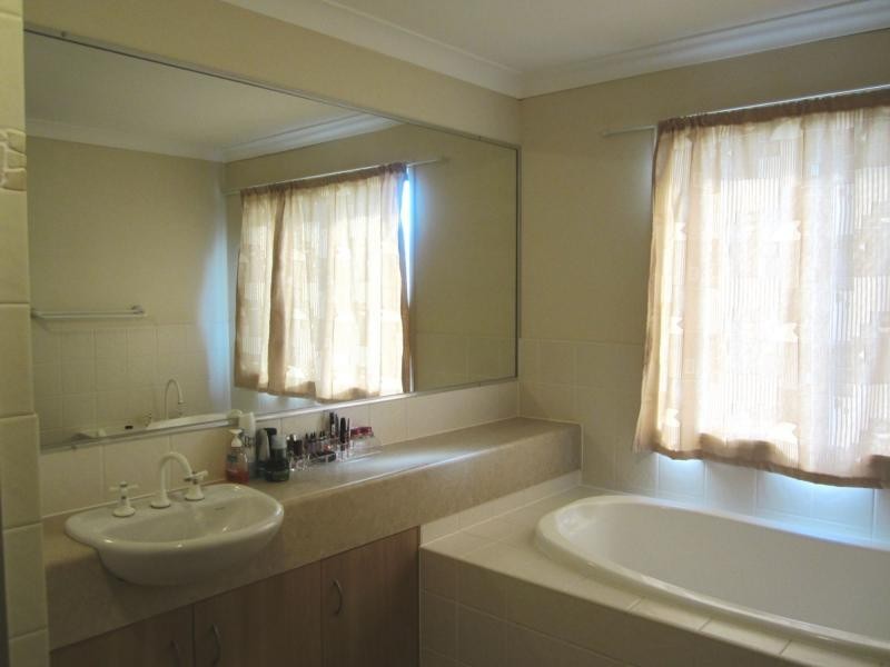 2 Noelene Lane, Arundel QLD 4214
