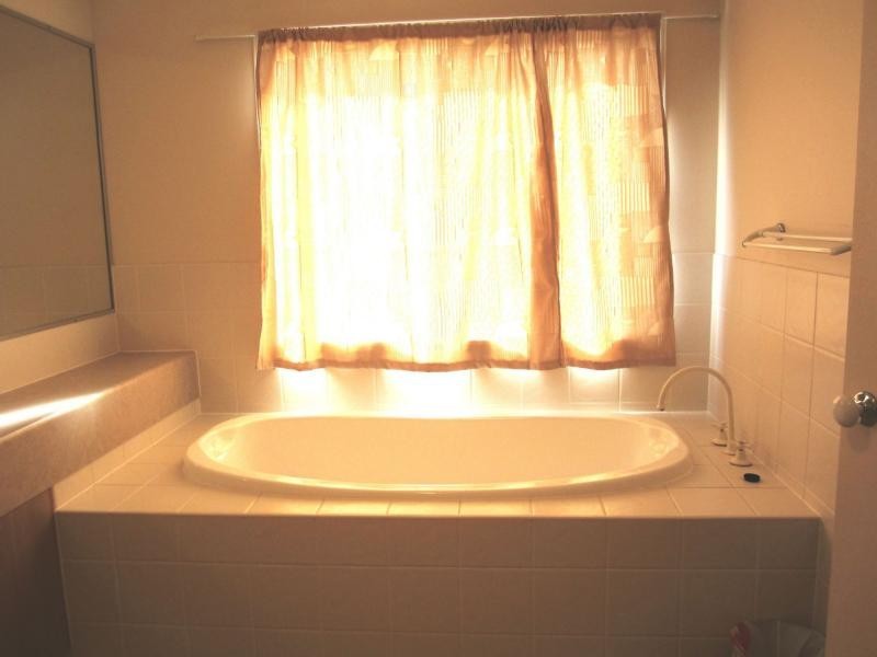 2 Noelene Lane, Arundel QLD 4214