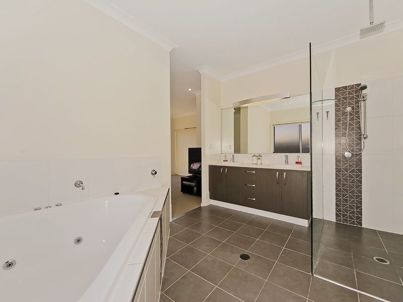 22 Emmaville Crescent, Ormeau QLD 4208