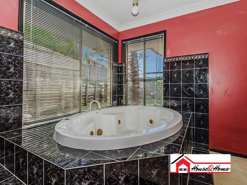 8 Wantana Crescent, Edens Landing QLD 4207