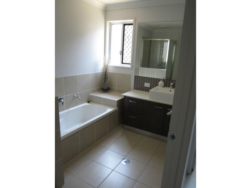 8 Raynuha Court, Ormeau QLD 4208