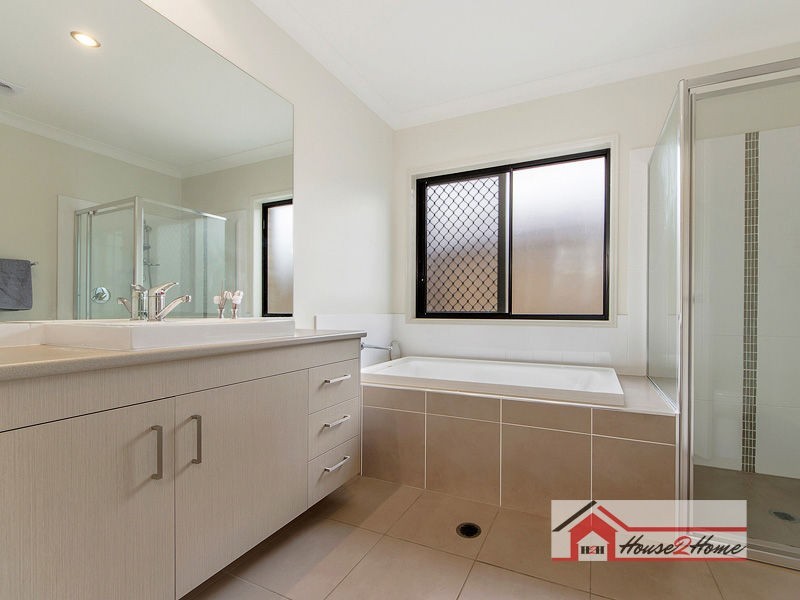 52 Fletcher Crescent, Pacific Pines QLD 4211