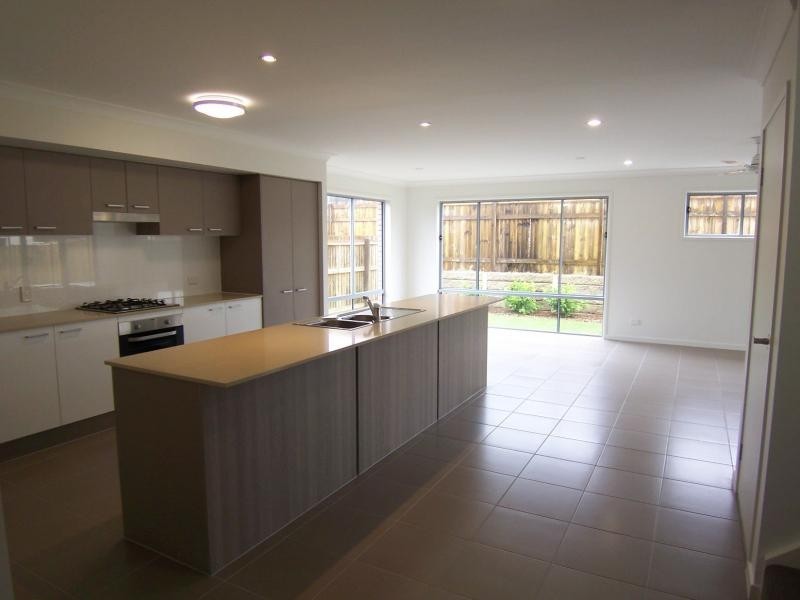 8 Brookside Circuit, Ormeau QLD 4208