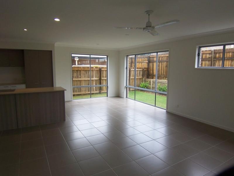 8 Brookside Circuit, Ormeau QLD 4208