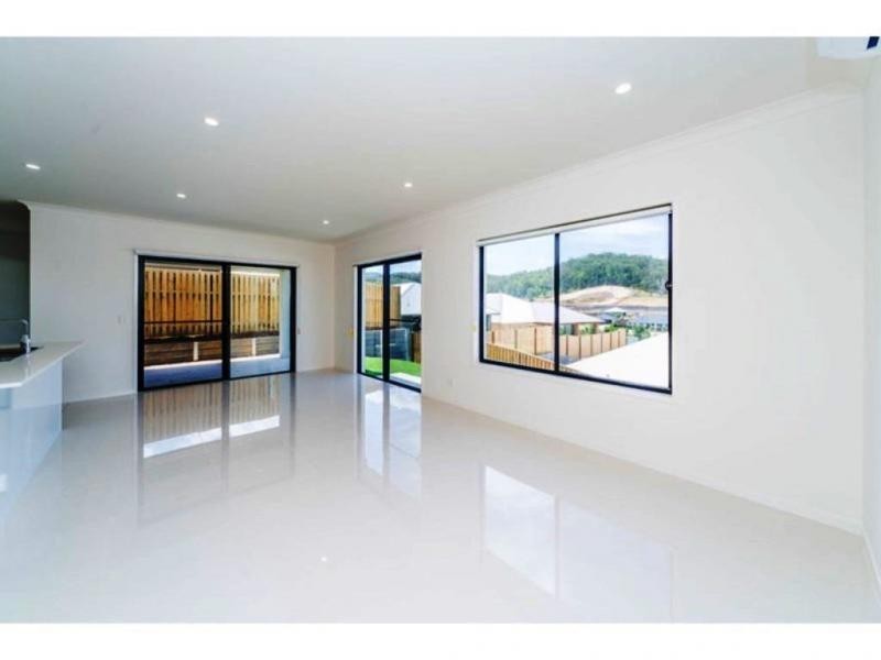 33 Greenvale Crescent, Maudsland QLD 4210