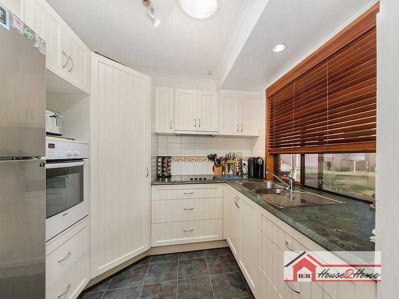 33 Yorkshire Crescent, Mount Warren Park QLD 4207