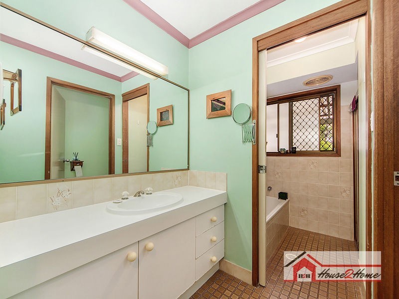 33 Yorkshire Crescent, Mount Warren Park QLD 4207