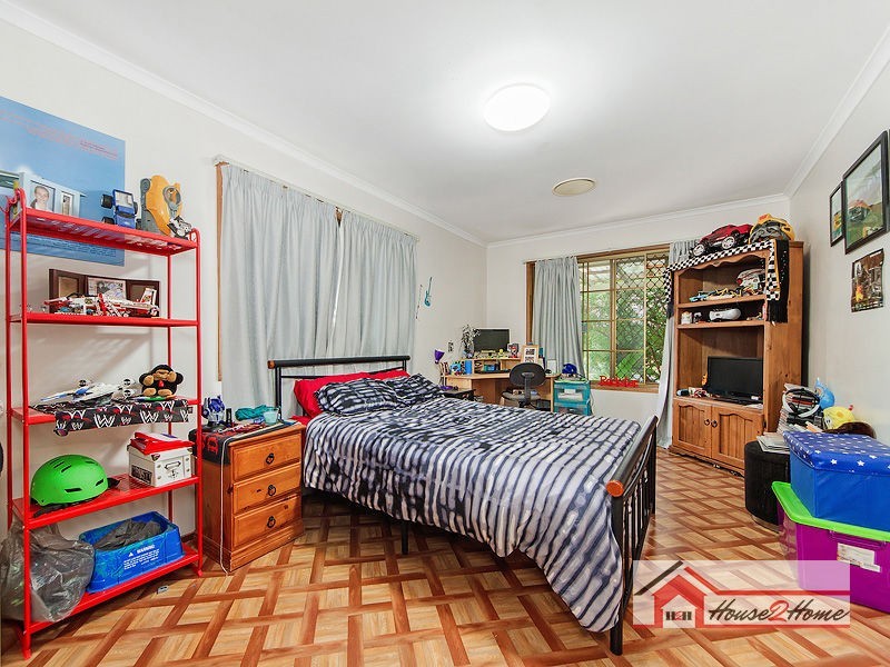 33 Yorkshire Crescent, Mount Warren Park QLD 4207