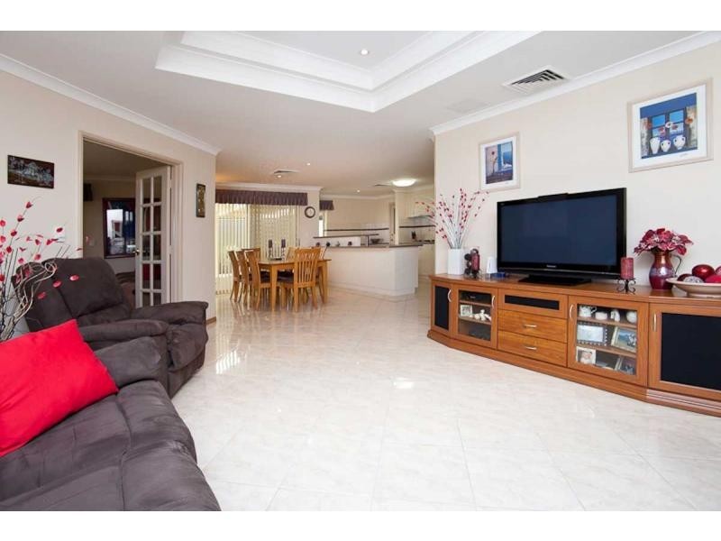 15 Riverdell Fairway, Carramar WA 6031