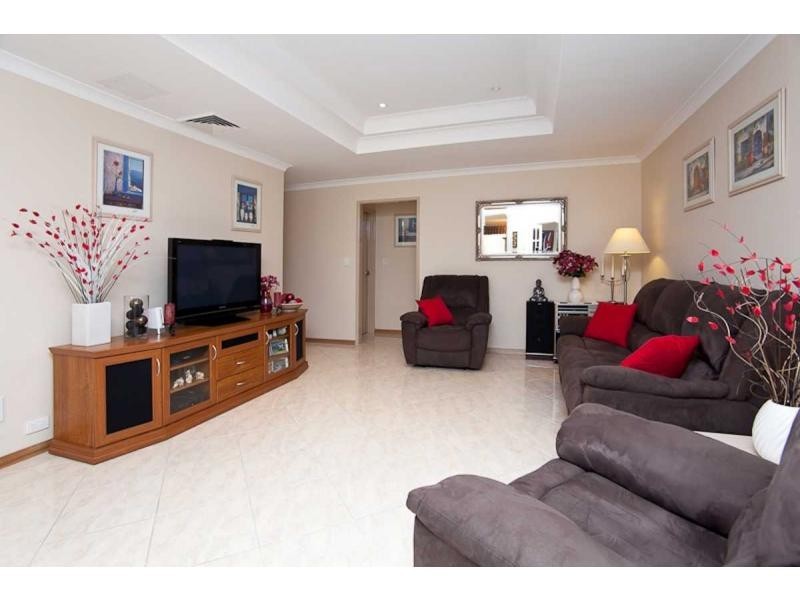 15 Riverdell Fairway, Carramar WA 6031