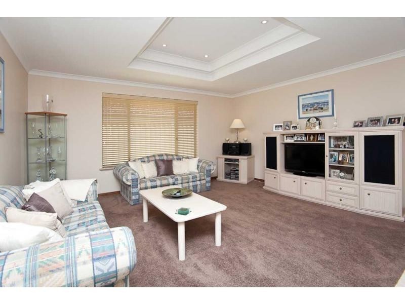 15 Riverdell Fairway, Carramar WA 6031