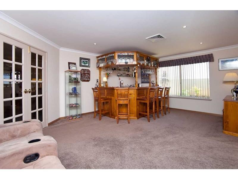 15 Riverdell Fairway, Carramar WA 6031