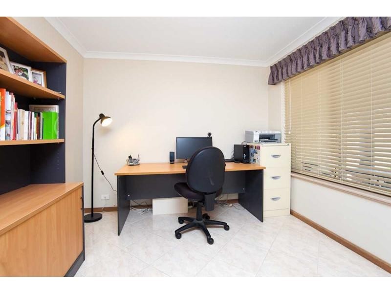 15 Riverdell Fairway, Carramar WA 6031