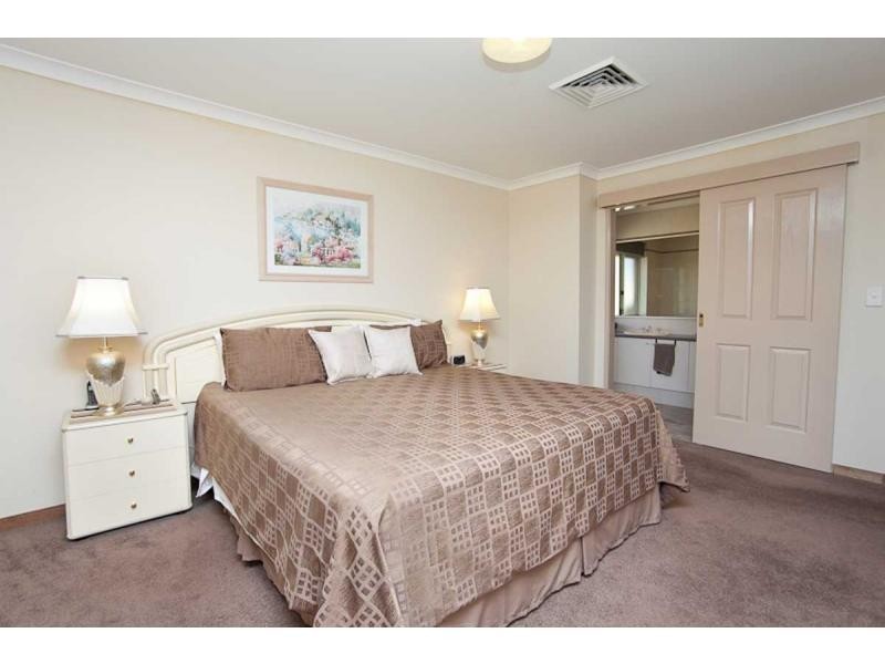 15 Riverdell Fairway, Carramar WA 6031