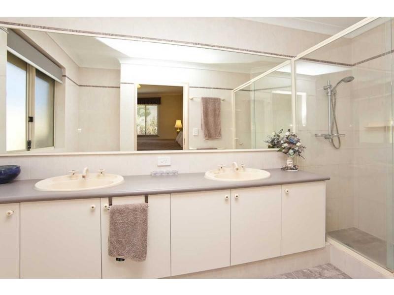 15 Riverdell Fairway, Carramar WA 6031