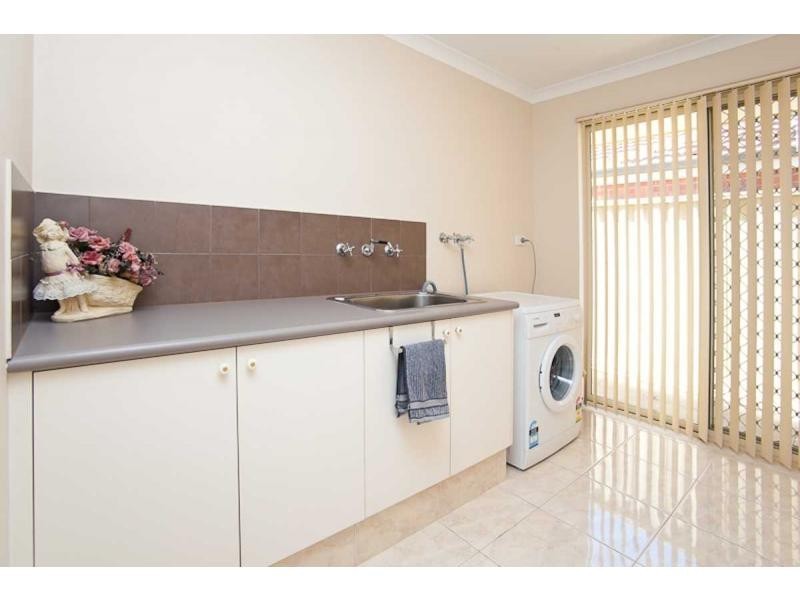 15 Riverdell Fairway, Carramar WA 6031