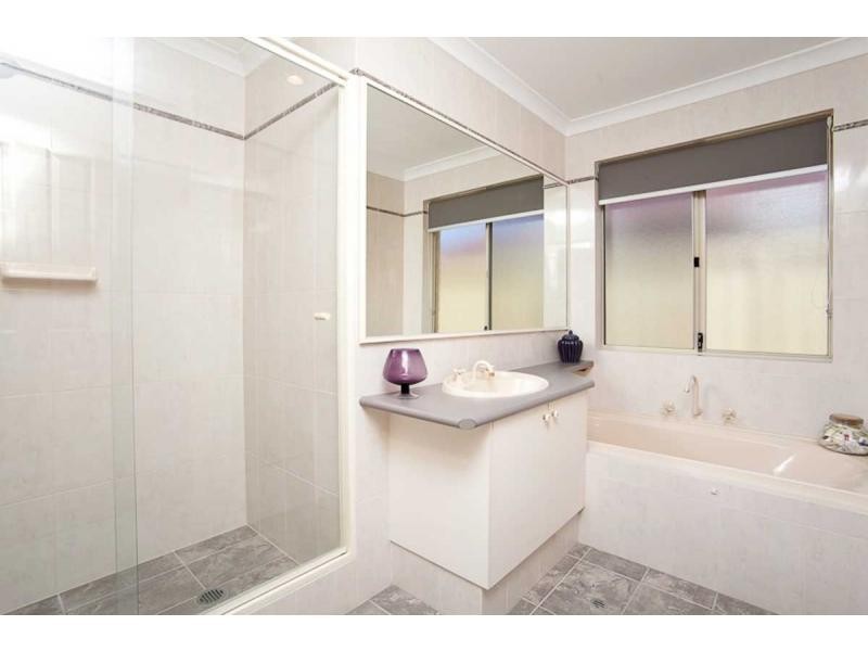 15 Riverdell Fairway, Carramar WA 6031