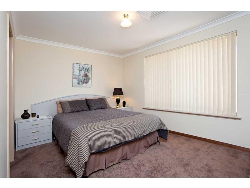 15 Riverdell Fairway, Carramar WA 6031