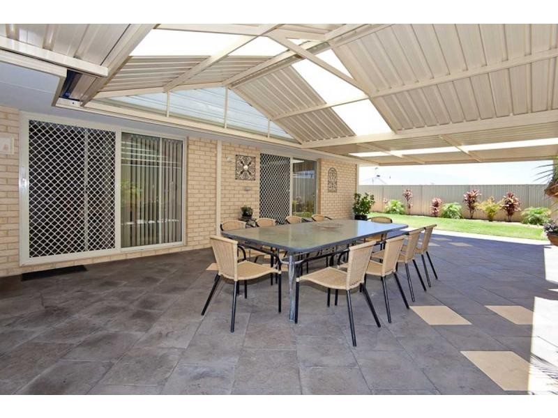 15 Riverdell Fairway, Carramar WA 6031