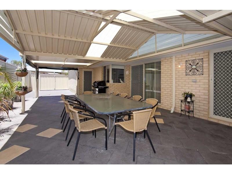 15 Riverdell Fairway, Carramar WA 6031