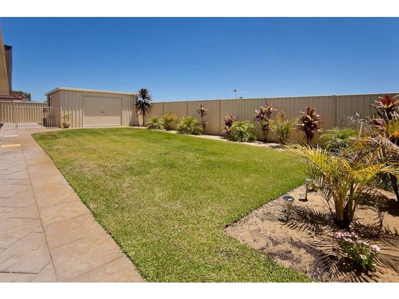 15 Riverdell Fairway, Carramar WA 6031