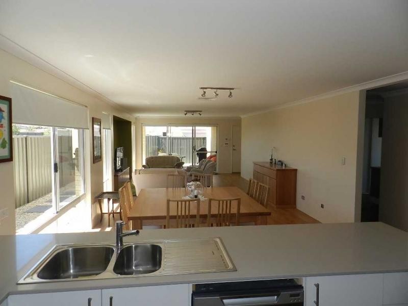 1 Dillwynia Bend, Banksia Grove WA 6031