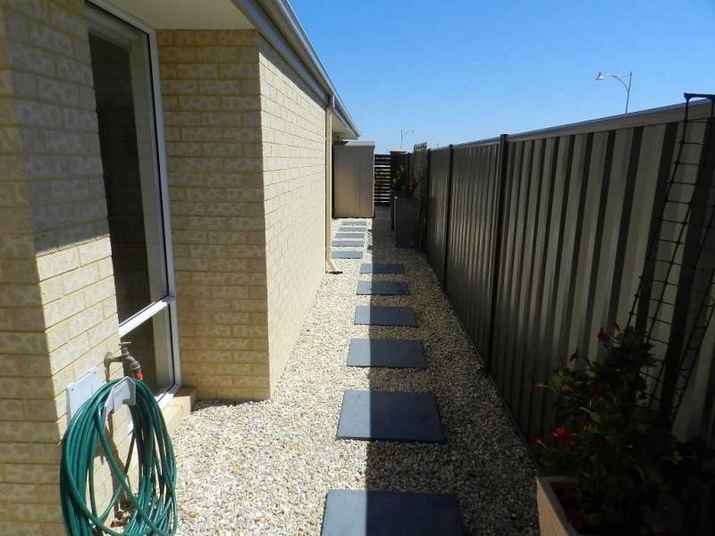 1 Dillwynia Bend, Banksia Grove WA 6031