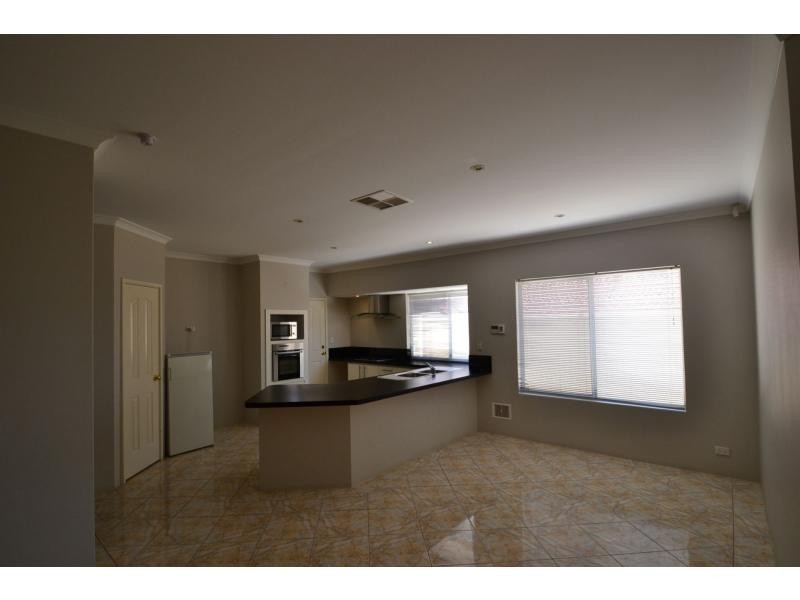 10 Chiddingstone Way, Darch WA 6065