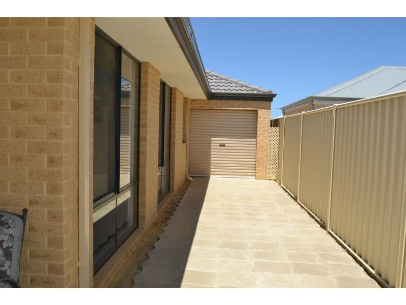 33 Cyandra Loop, Banksia Grove WA 6031