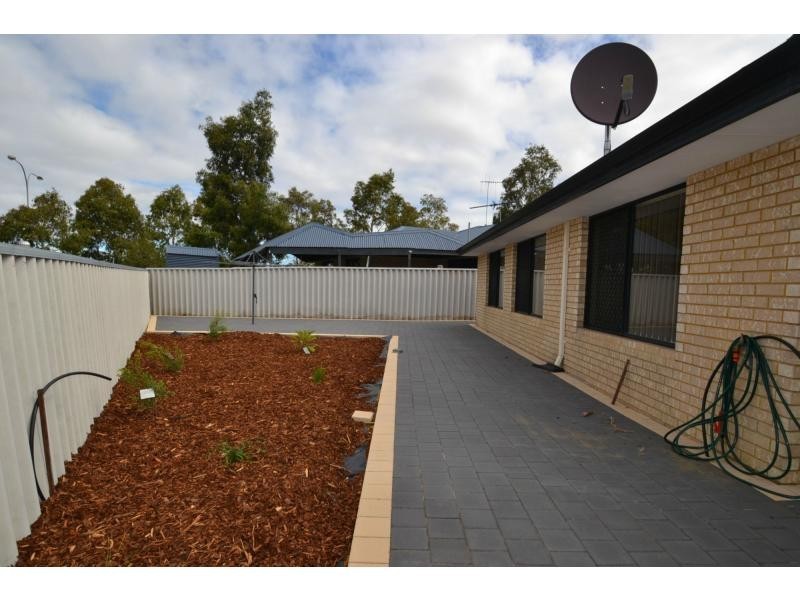 11 Retreat Green, Banksia Grove WA 6031