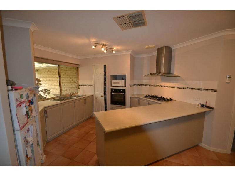 8 Riviera Court, Connolly WA 6027