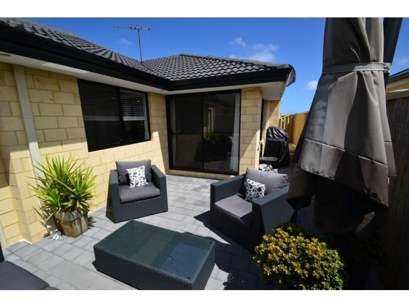 17 B Rosinski Circle, Tapping WA 6065