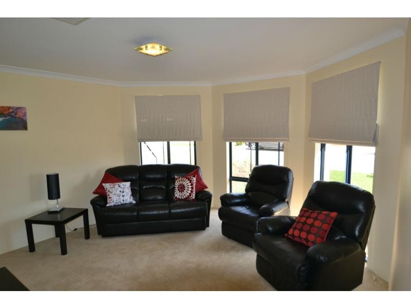 6 Dillwynia Bend, Banksia Grove WA 6031