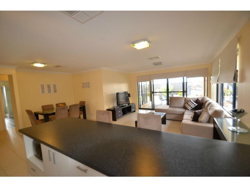 6 Dillwynia Bend, Banksia Grove WA 6031