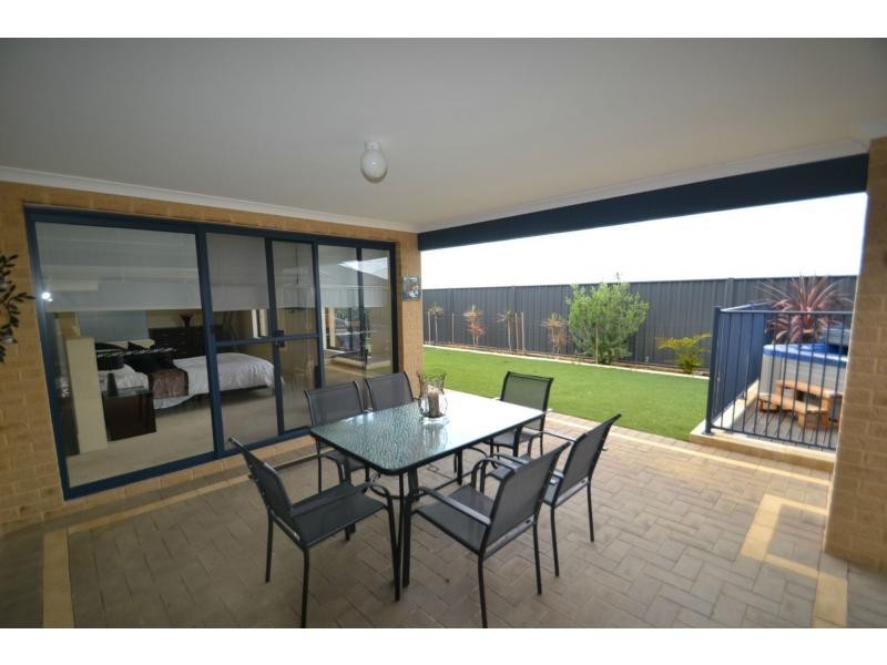 6 Dillwynia Bend, Banksia Grove WA 6031