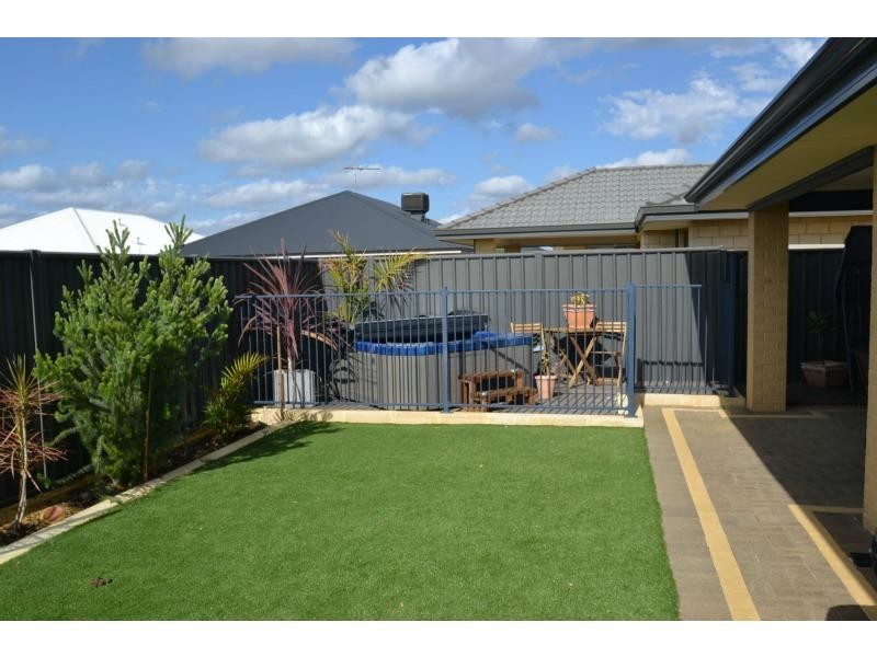 6 Dillwynia Bend, Banksia Grove WA 6031