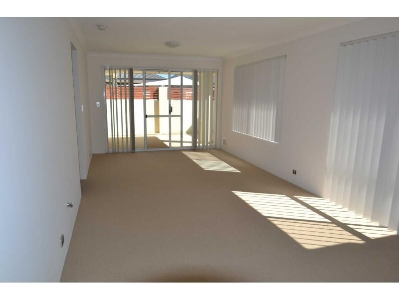 25/15 Crosthwait Circle, Tapping WA 6065